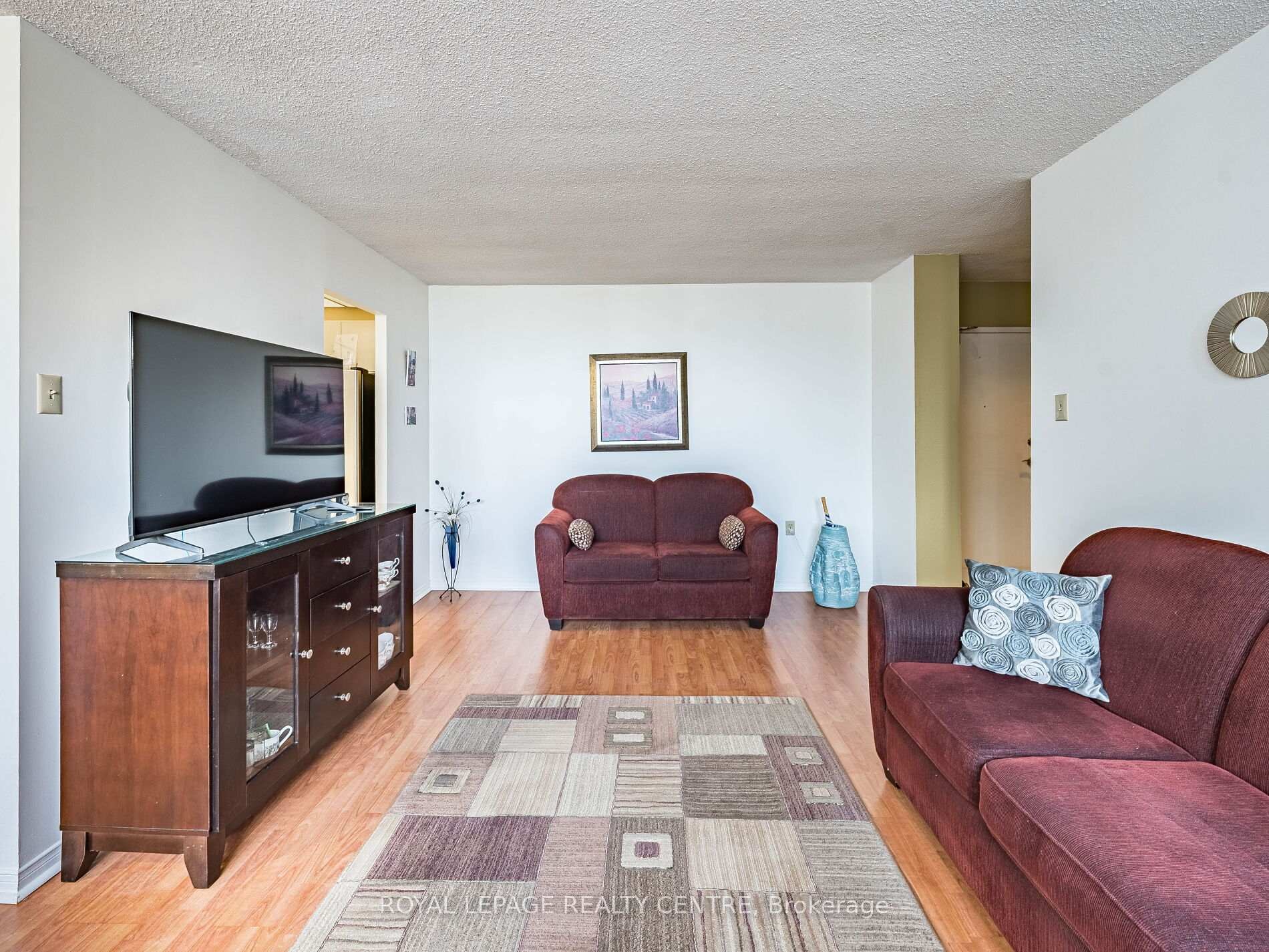 1604-3590 Kaneff Crescent W, Mississauga, ON - Indoor Photo Showing Living Room