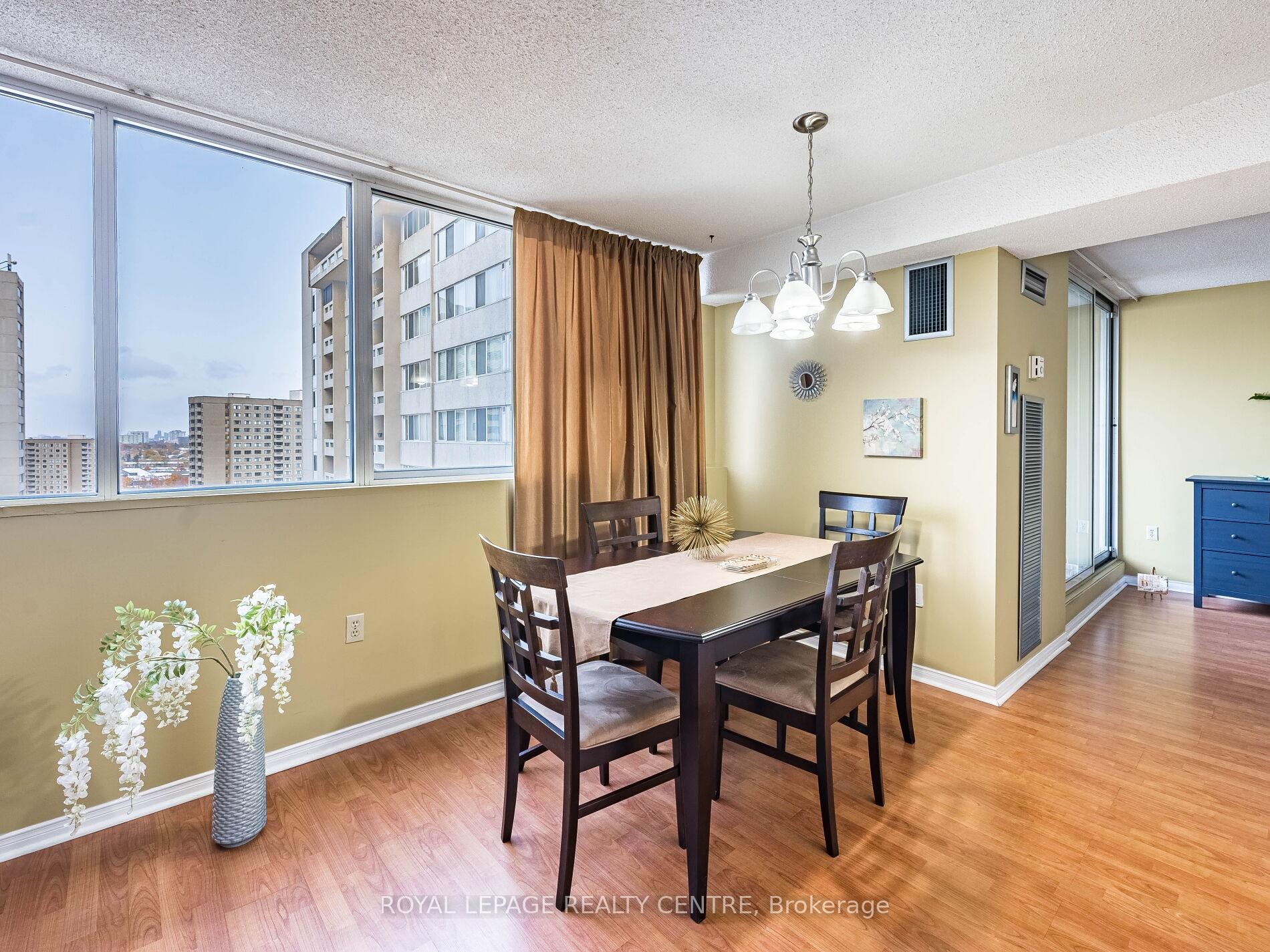 1604-3590 Kaneff Crescent W, Mississauga, ON - Indoor Photo Showing Dining Room