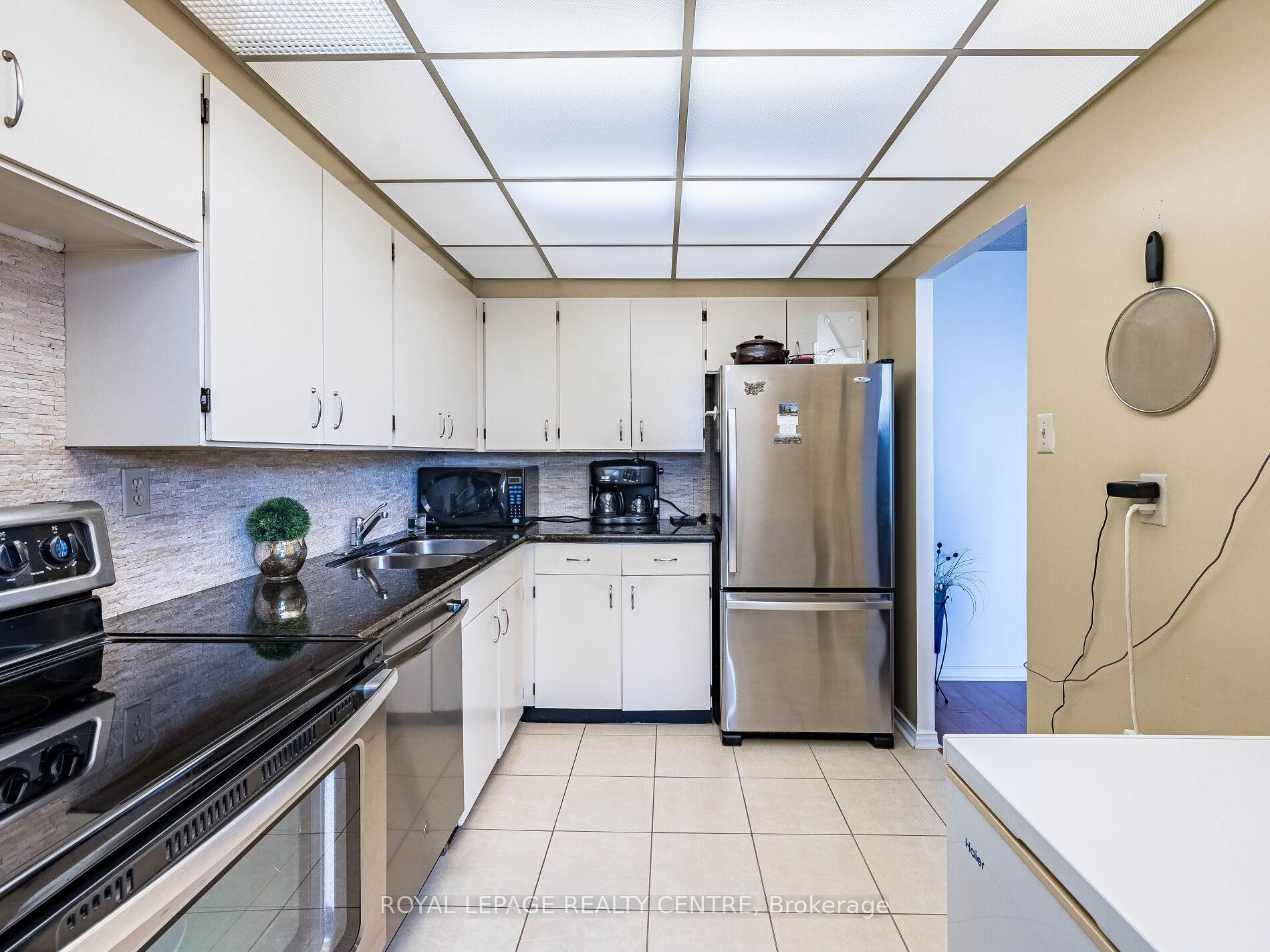 1604-3590 Kaneff Crescent W, Mississauga, ON - Indoor Photo Showing Kitchen With Double Sink