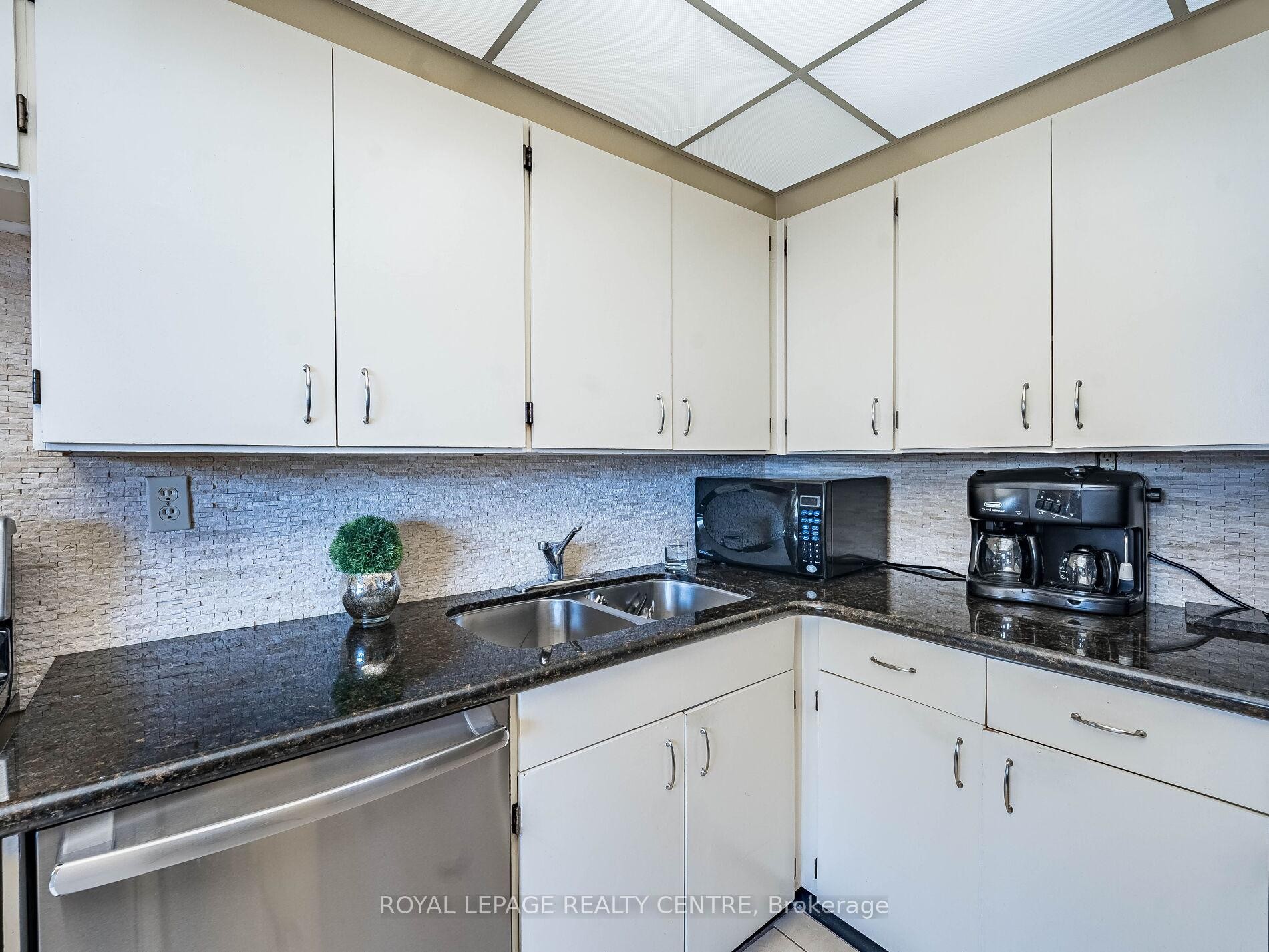 1604-3590 Kaneff Crescent W, Mississauga, ON - Indoor Photo Showing Kitchen With Double Sink