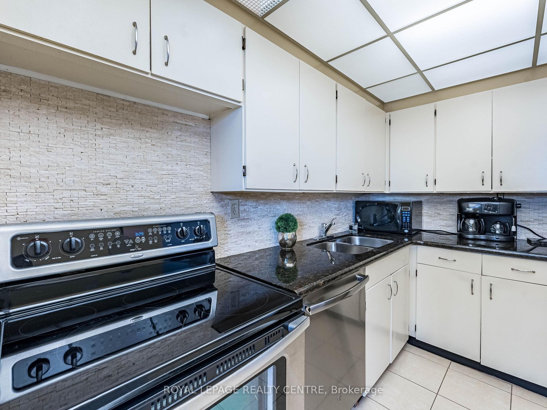 1604-3590 Kaneff Crescent W, Mississauga, ON - Indoor Photo Showing Kitchen With Double Sink