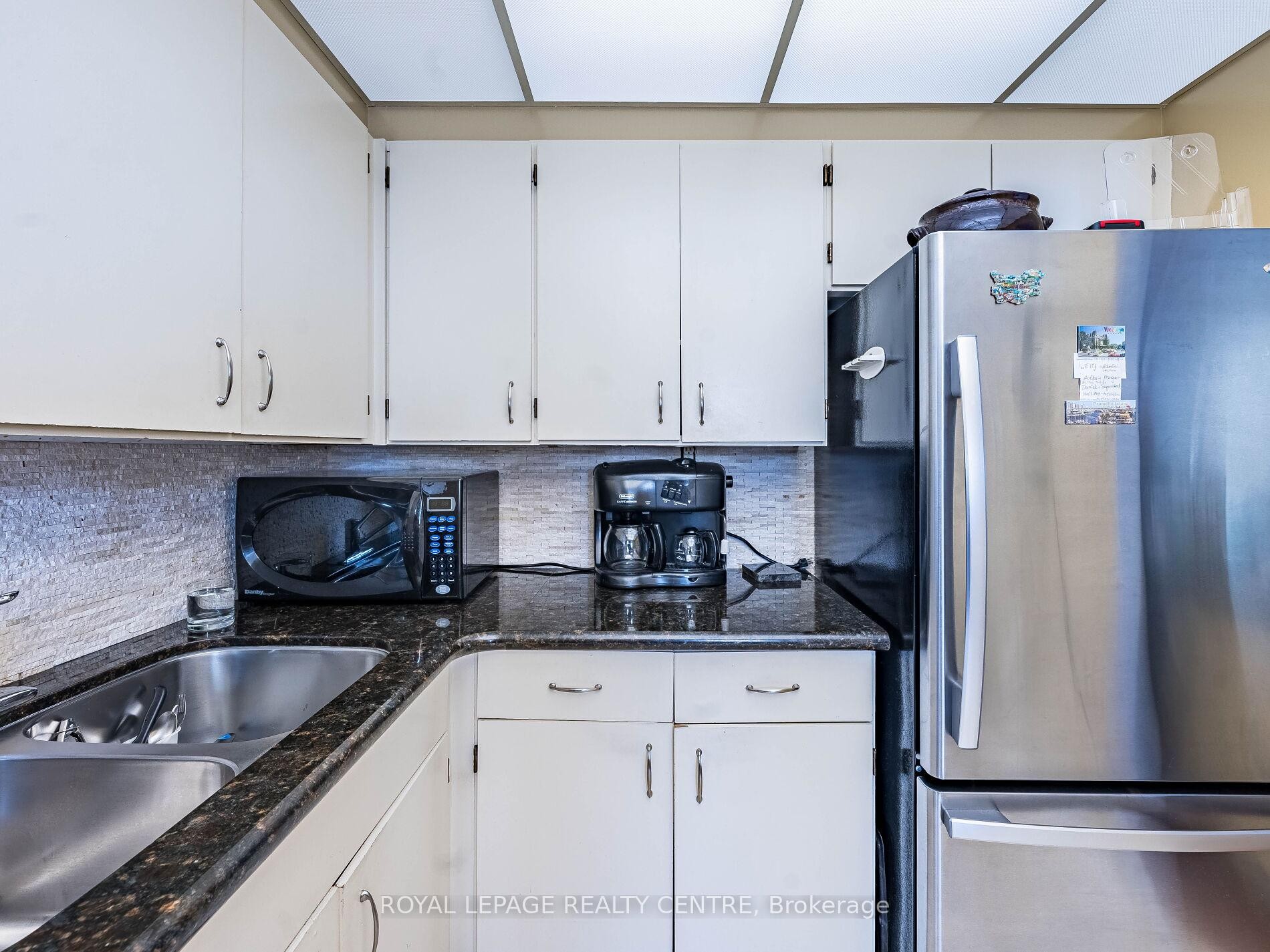 1604-3590 Kaneff Crescent W, Mississauga, ON - Indoor Photo Showing Kitchen With Double Sink