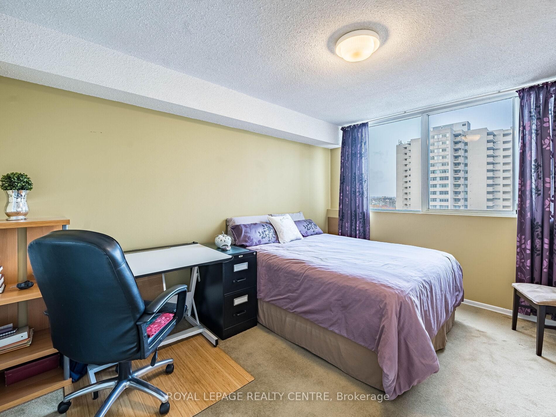 1604-3590 Kaneff Crescent W, Mississauga, ON - Indoor Photo Showing Bedroom