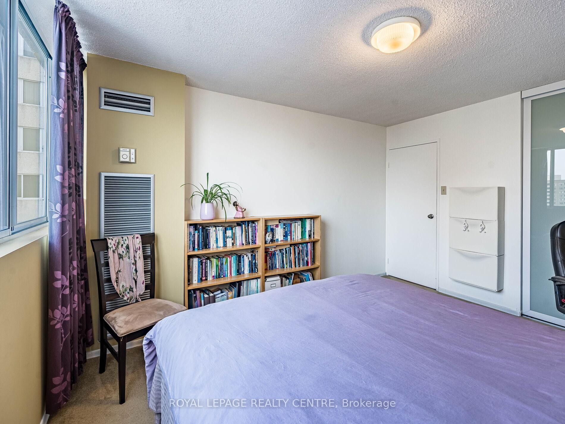 1604-3590 Kaneff Crescent W, Mississauga, ON - Indoor Photo Showing Bedroom