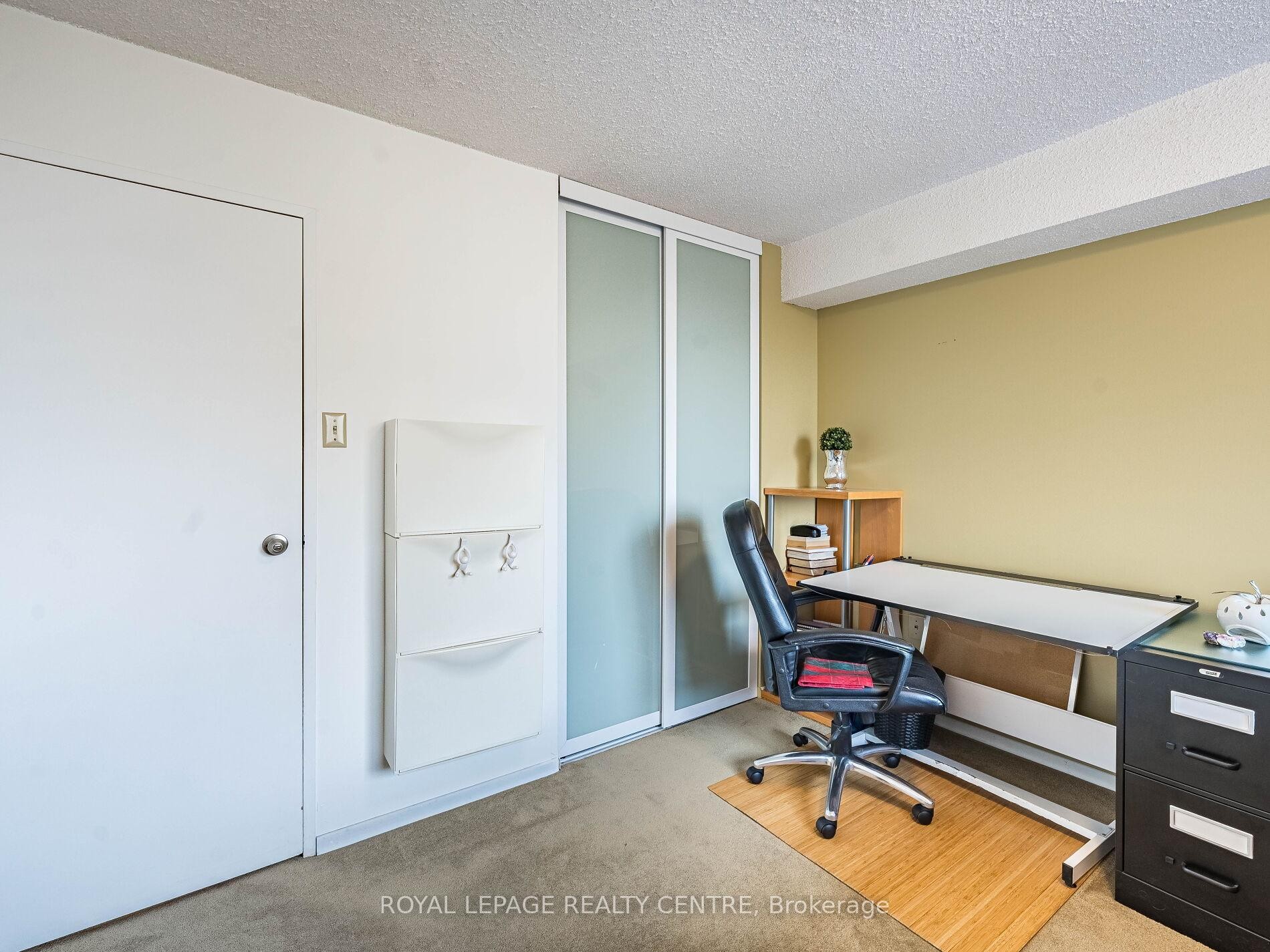 1604-3590 Kaneff Crescent W, Mississauga, ON - Indoor