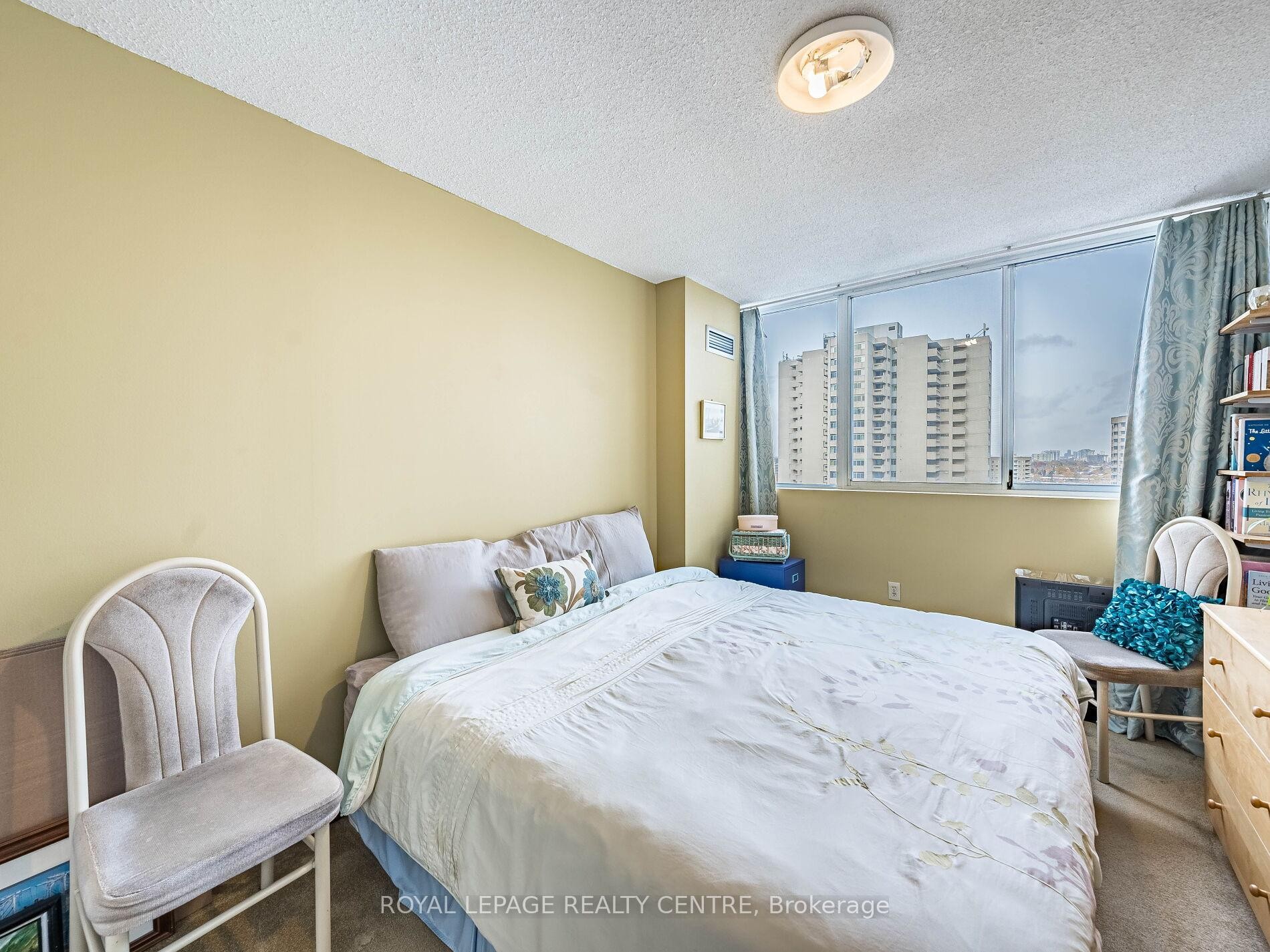 1604-3590 Kaneff Crescent W, Mississauga, ON - Indoor Photo Showing Bedroom