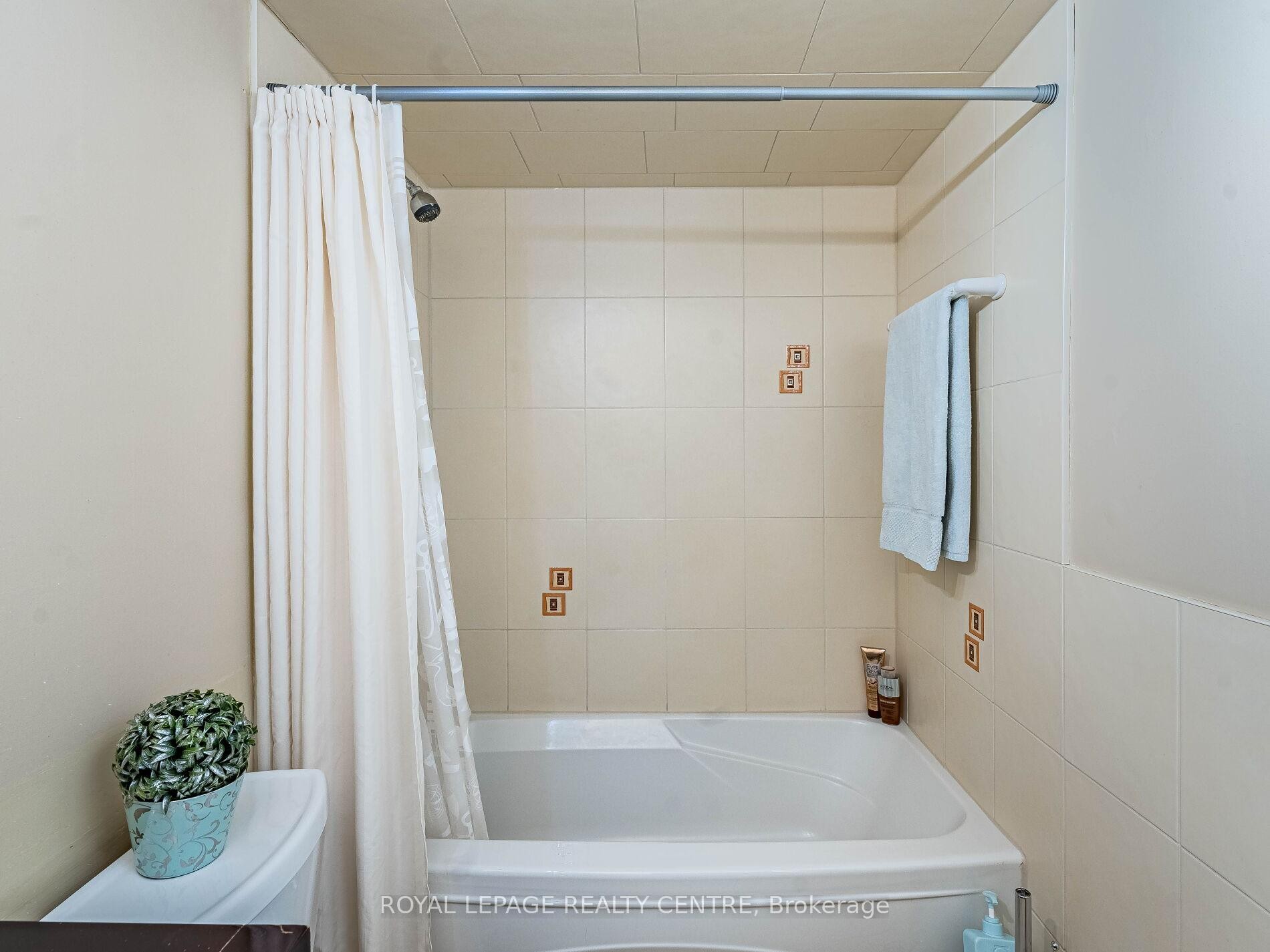 1604-3590 Kaneff Crescent W, Mississauga, ON - Indoor Photo Showing Bathroom