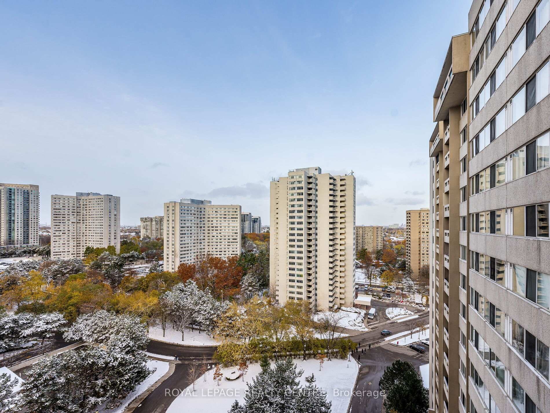 1604-3590 Kaneff Crescent W, Mississauga, ON - Outdoor With Facade