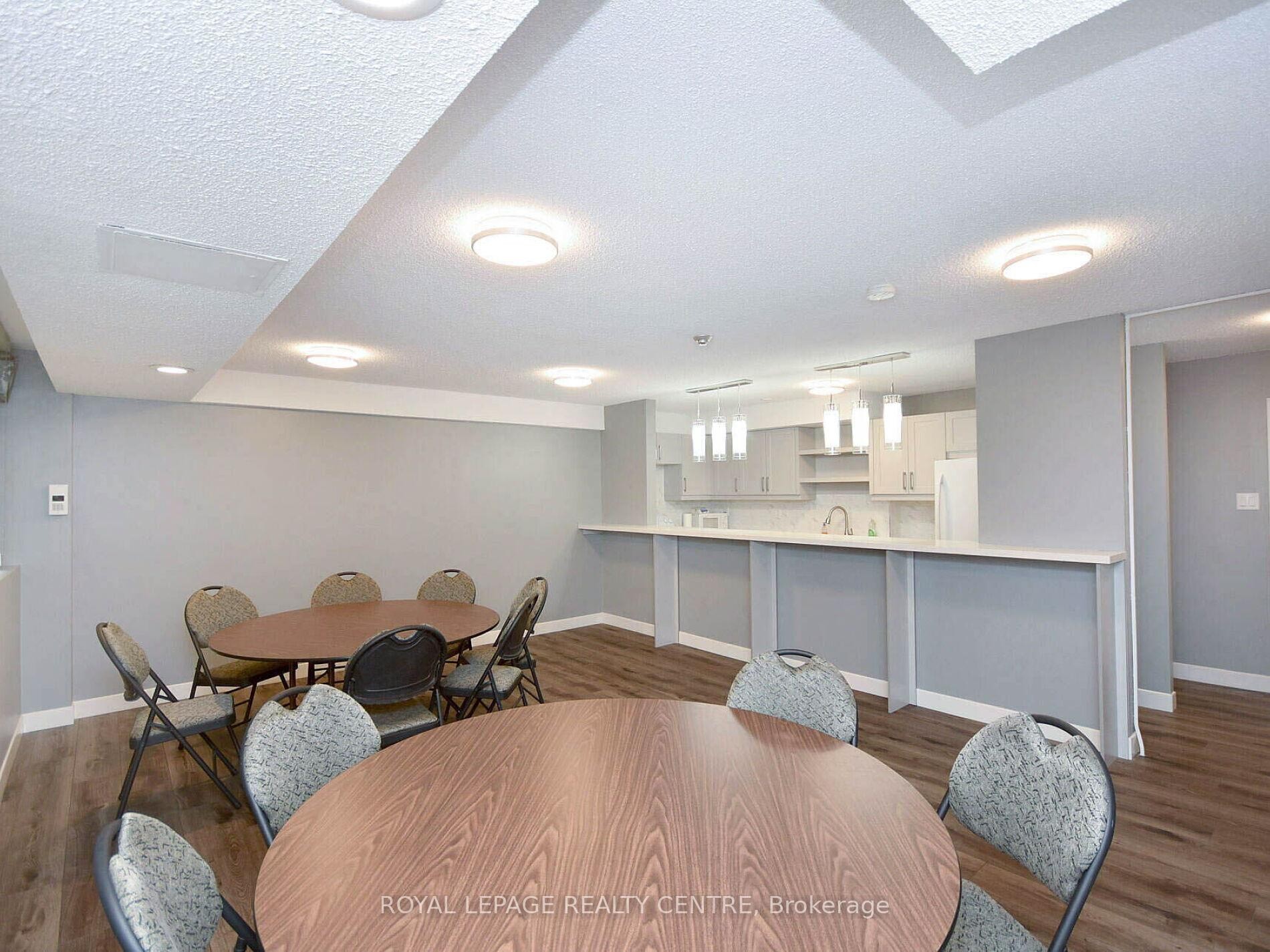 1604-3590 Kaneff Crescent W, Mississauga, ON - Indoor Photo Showing Dining Room