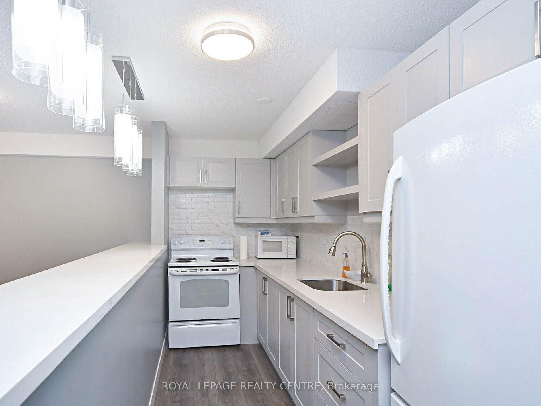 1604-3590 Kaneff Crescent W, Mississauga, ON - Indoor Photo Showing Kitchen
