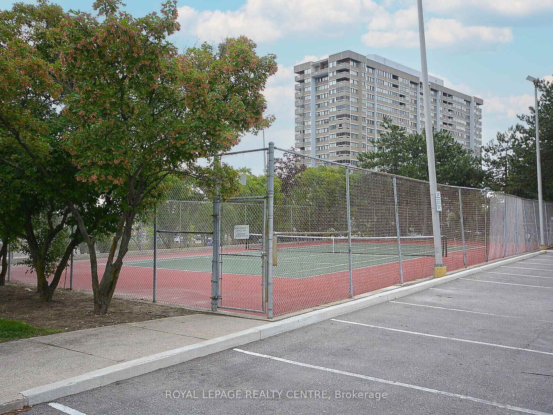 1604-3590 Kaneff Crescent W, Mississauga, ON - Outdoor