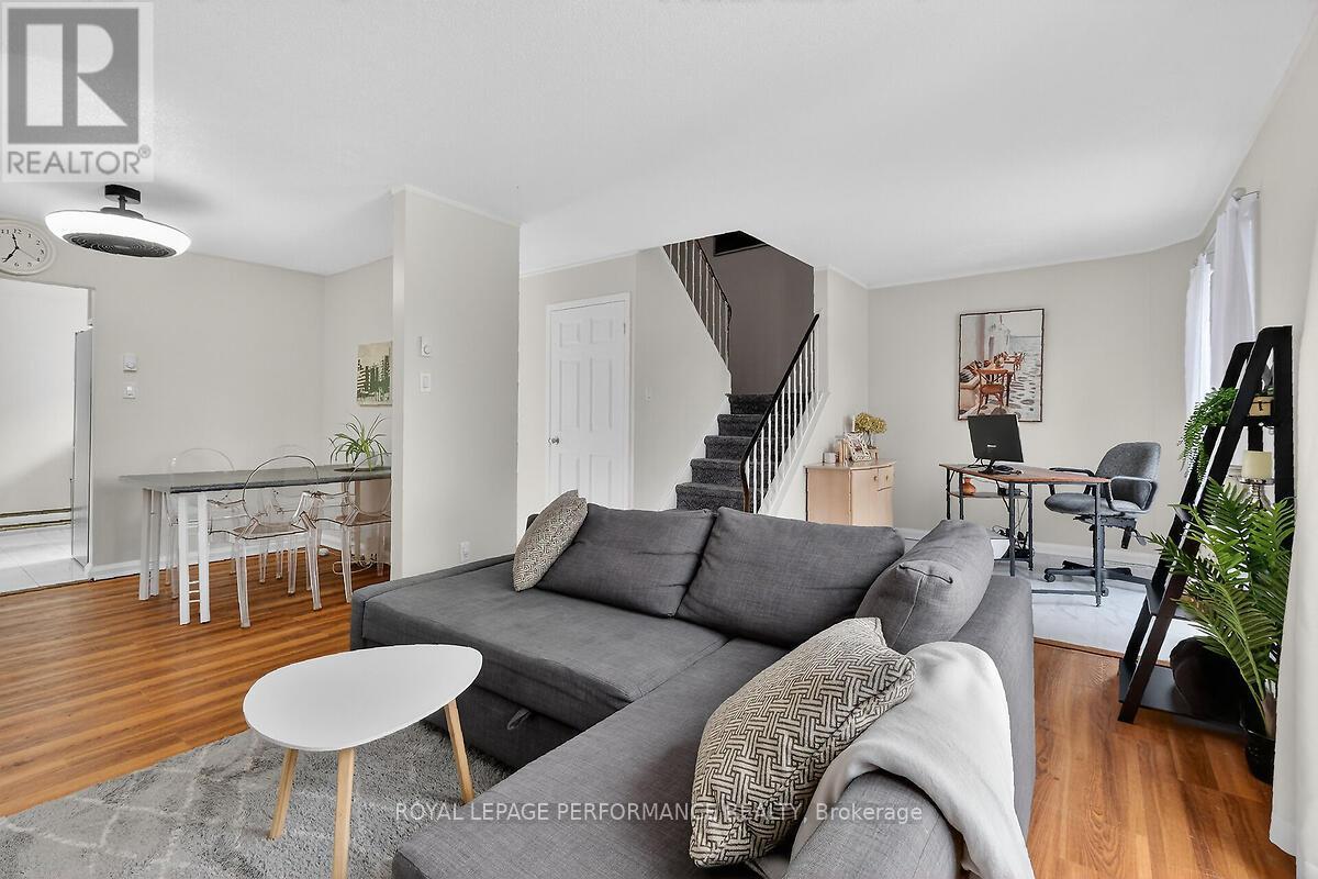 42 Compata Way, Ottawa, ON - Indoor Photo Showing Living Room