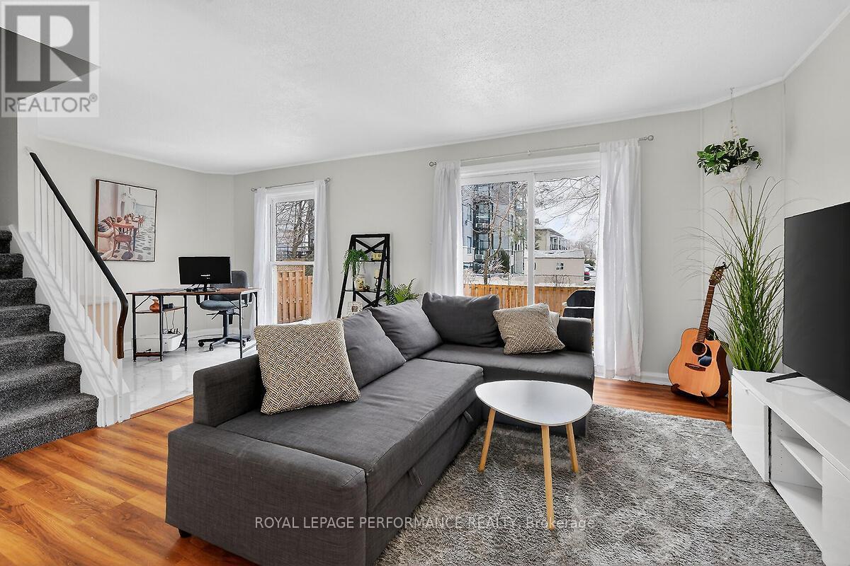 42 Compata Way, Ottawa, ON - Indoor Photo Showing Living Room