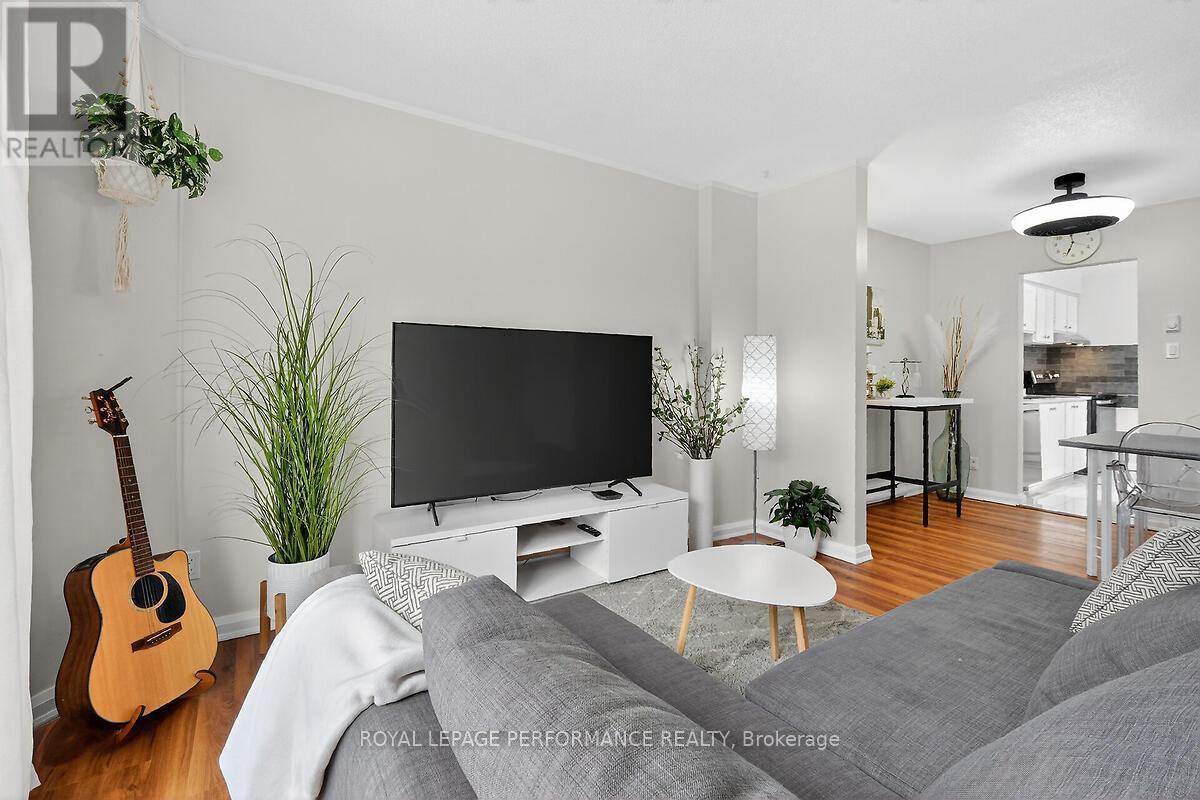 42 Compata Way, Ottawa, ON - Indoor Photo Showing Living Room