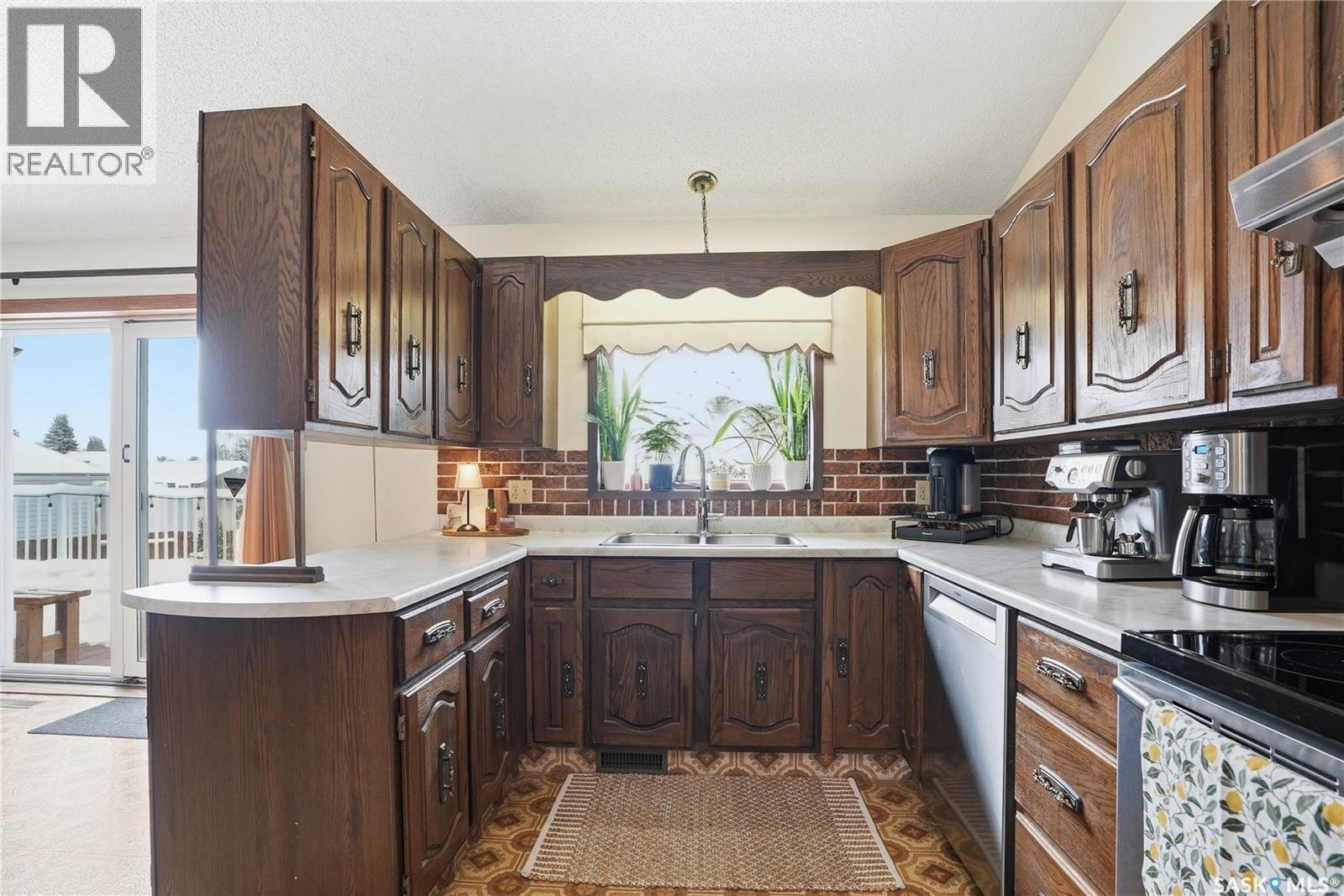 743 Coppermine Crescent, Saskatoon, SK - Indoor Photo Showing Kitchen With Double Sink