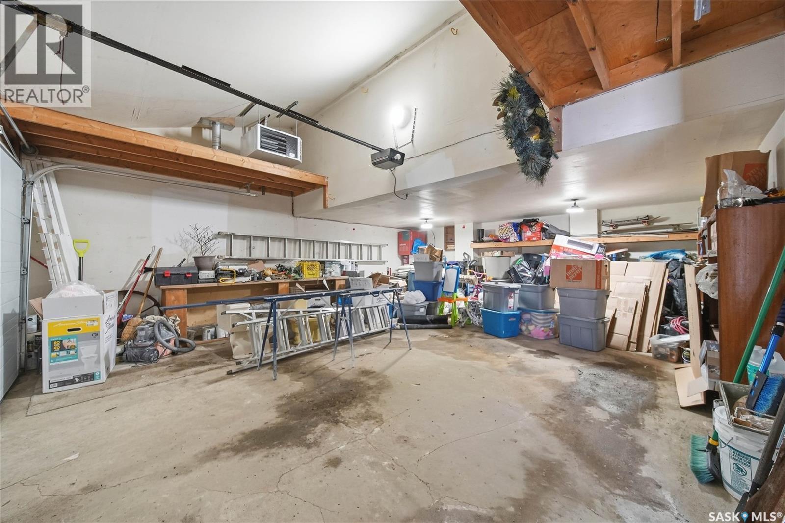 743 Coppermine Crescent, Saskatoon, SK - Indoor Photo Showing Garage
