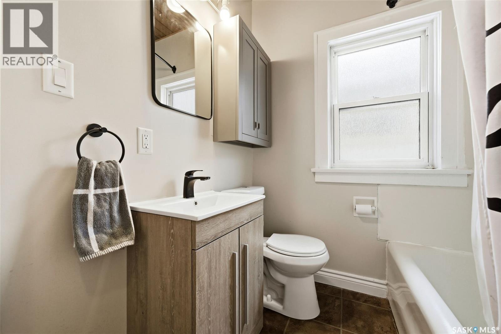 363 Leopold Crescent, Regina, SK - Indoor Photo Showing Bathroom