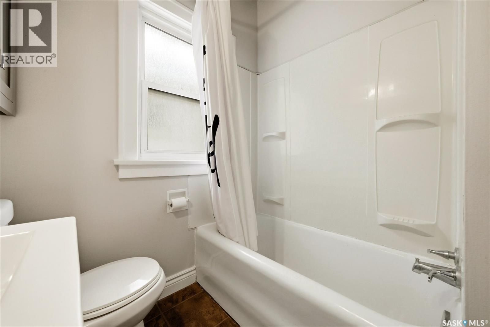 363 Leopold Crescent, Regina, SK - Indoor Photo Showing Bathroom