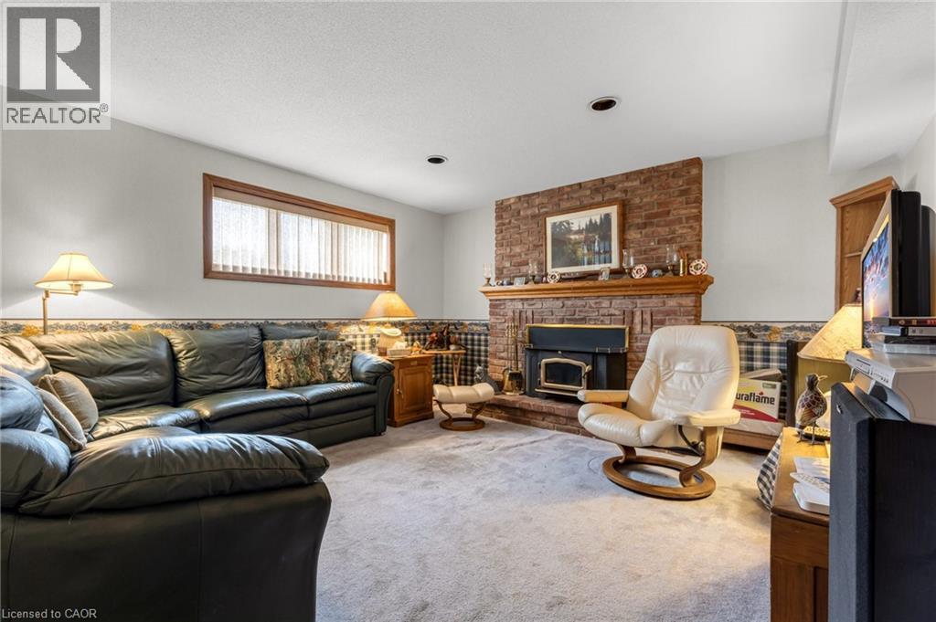9 Valley Road, St. Catharines, ON - Indoor Photo Showing Living Room With Fireplace