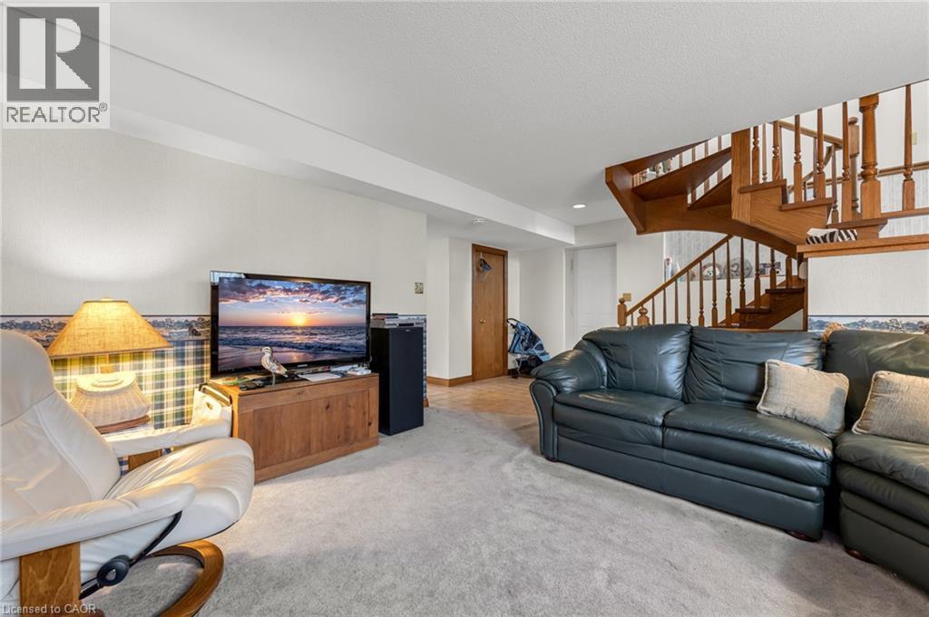 9 Valley Road, St. Catharines, ON - Indoor Photo Showing Living Room