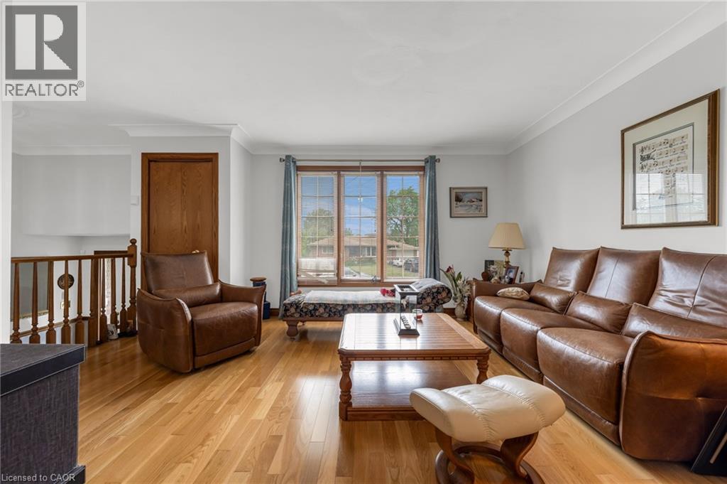 9 Valley Road, St. Catharines, ON - Indoor Photo Showing Living Room