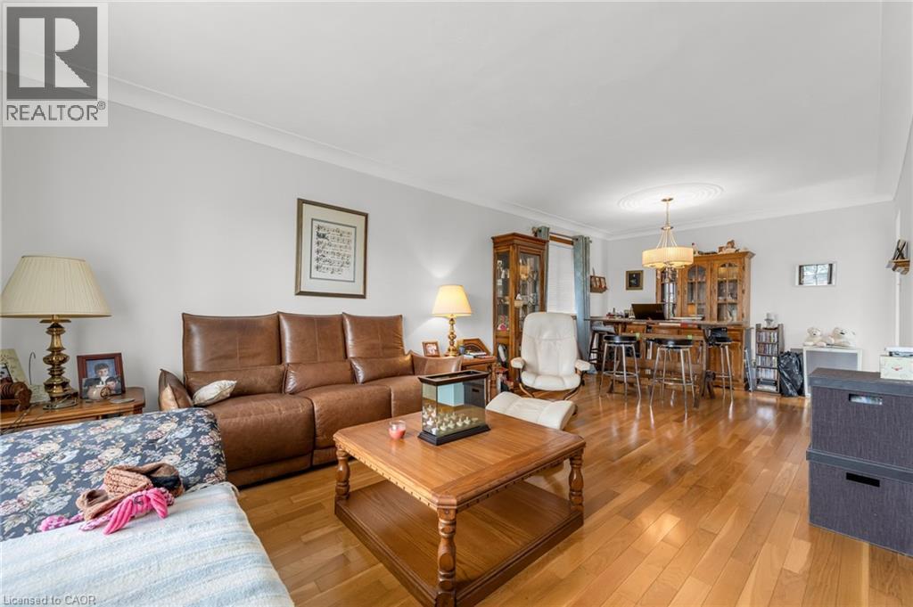 9 Valley Road, St. Catharines, ON - Indoor Photo Showing Living Room