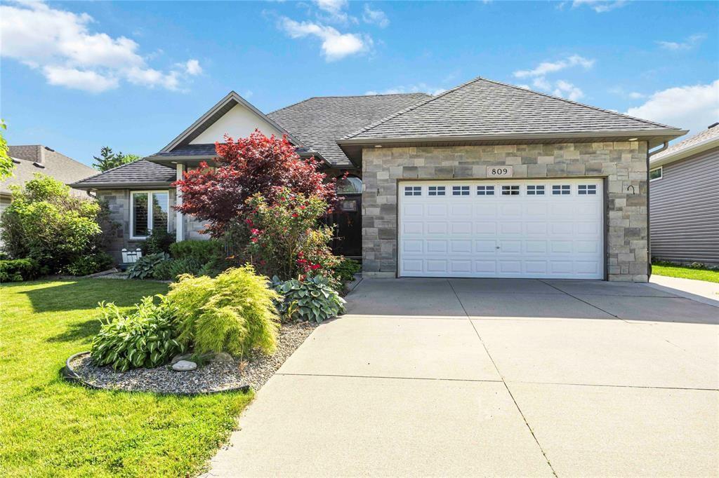 809 Second Crescent, Plympton-Wyoming, ON