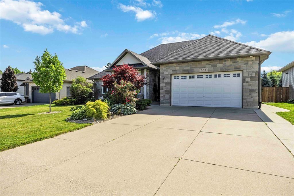 809 Second Crescent, Plympton-Wyoming, ON