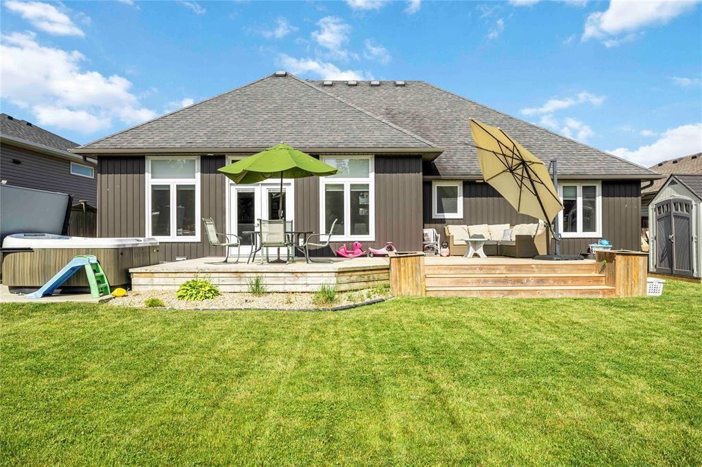 809 Second Crescent, Plympton-Wyoming, ON