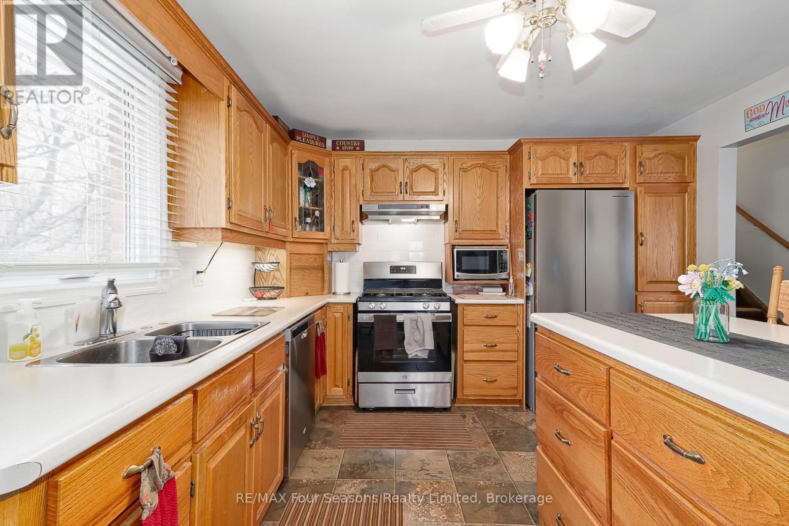 218 Datas Drive, Clearview (Stayner), ON - Indoor Photo Showing Kitchen With Double Sink