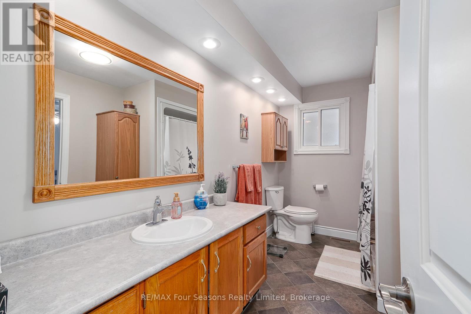 218 Datas Drive, Clearview (Stayner), ON - Indoor Photo Showing Bathroom