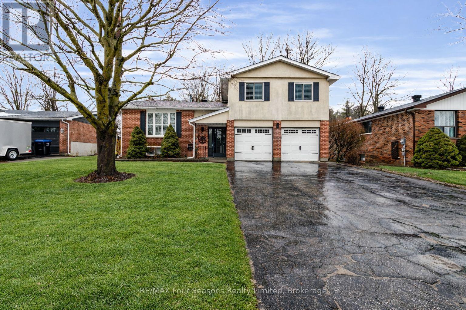 218 Datas Drive, Clearview (Stayner), ON - Outdoor With Facade