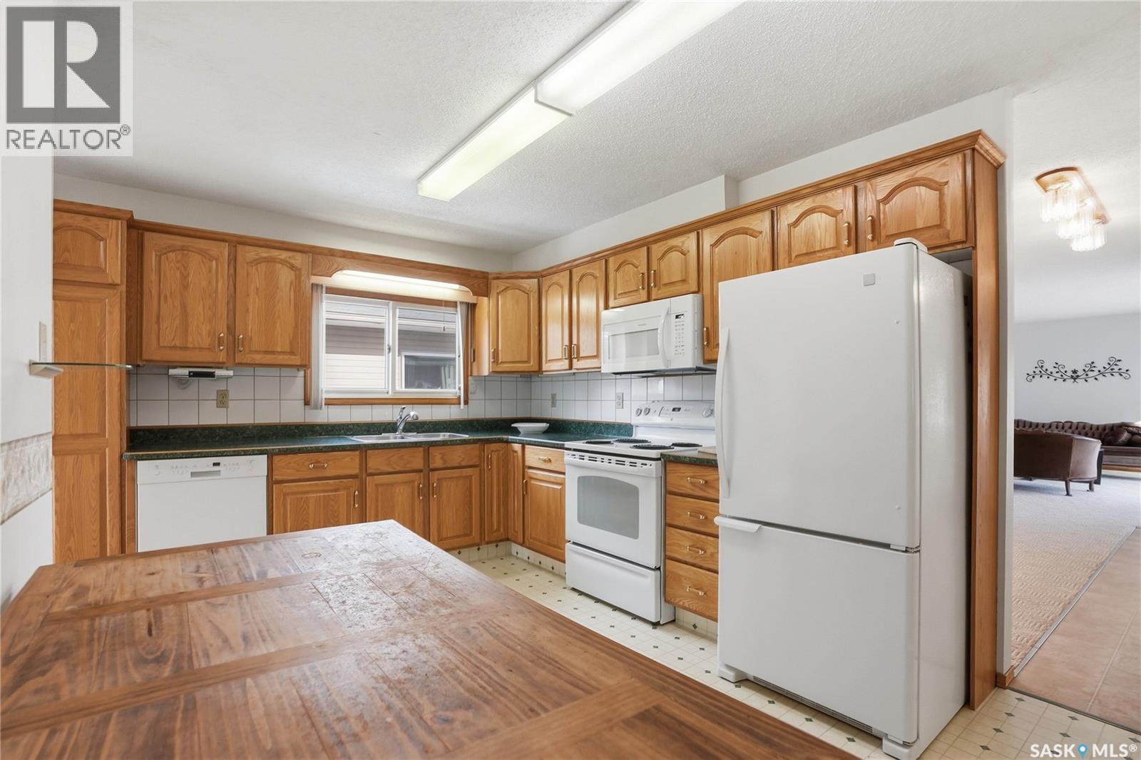 414 Preston Avenue S, Saskatoon, SK - Indoor Photo Showing Kitchen