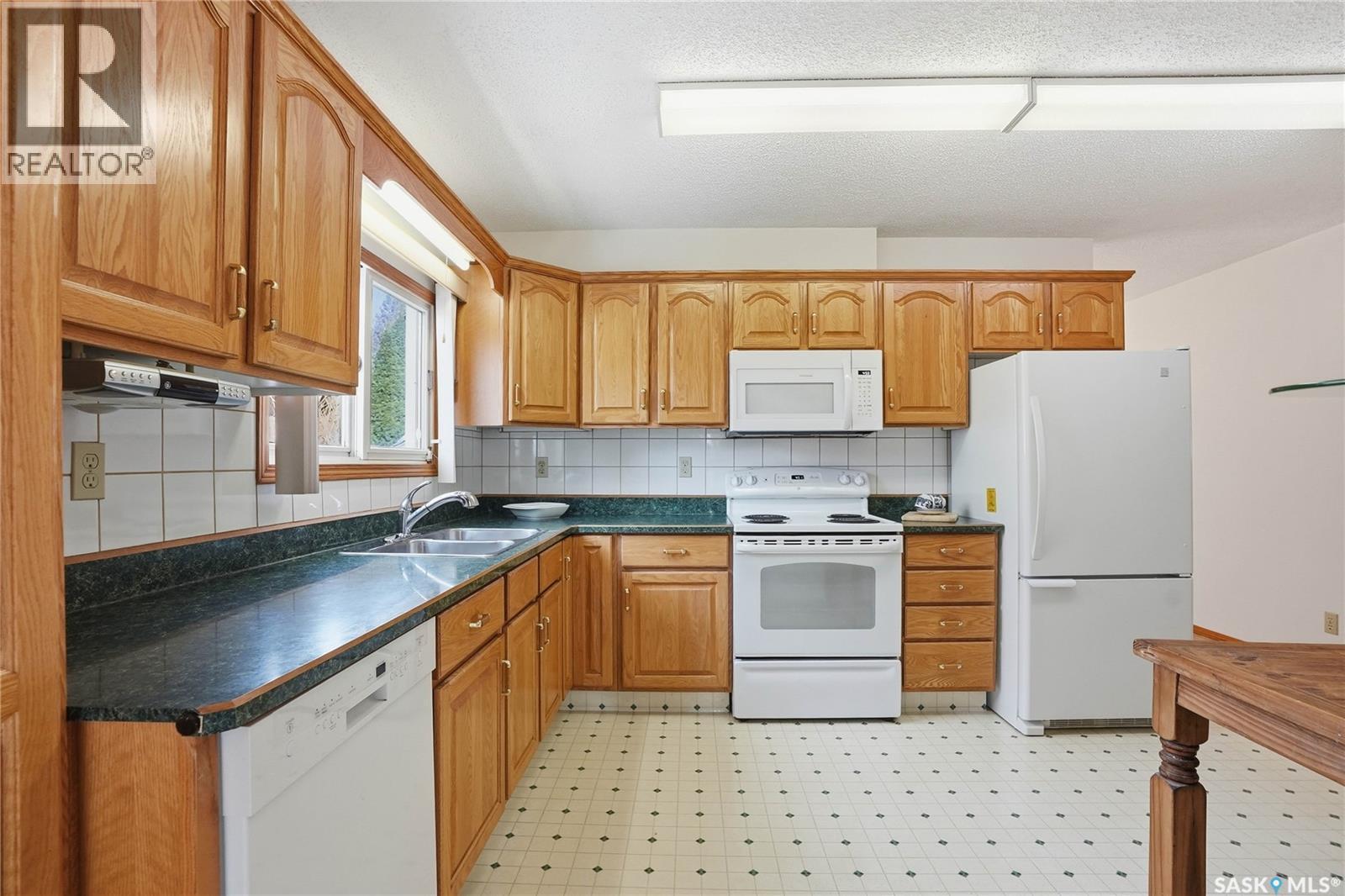 414 Preston Avenue S, Saskatoon, SK - Indoor Photo Showing Kitchen With Double Sink