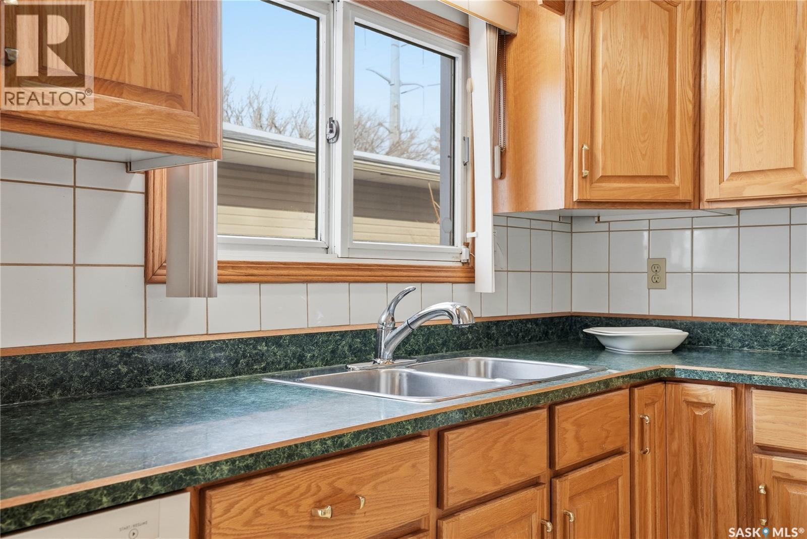 414 Preston Avenue S, Saskatoon, SK - Indoor Photo Showing Kitchen With Double Sink