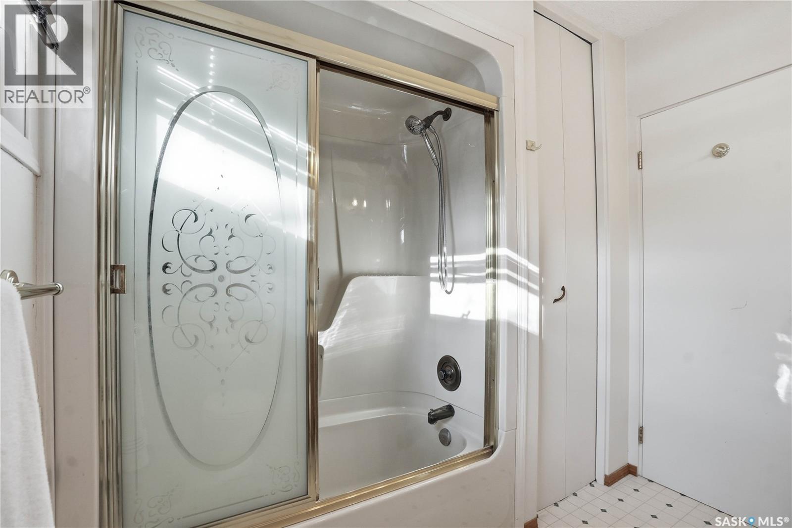 414 Preston Avenue S, Saskatoon, SK - Indoor Photo Showing Bathroom