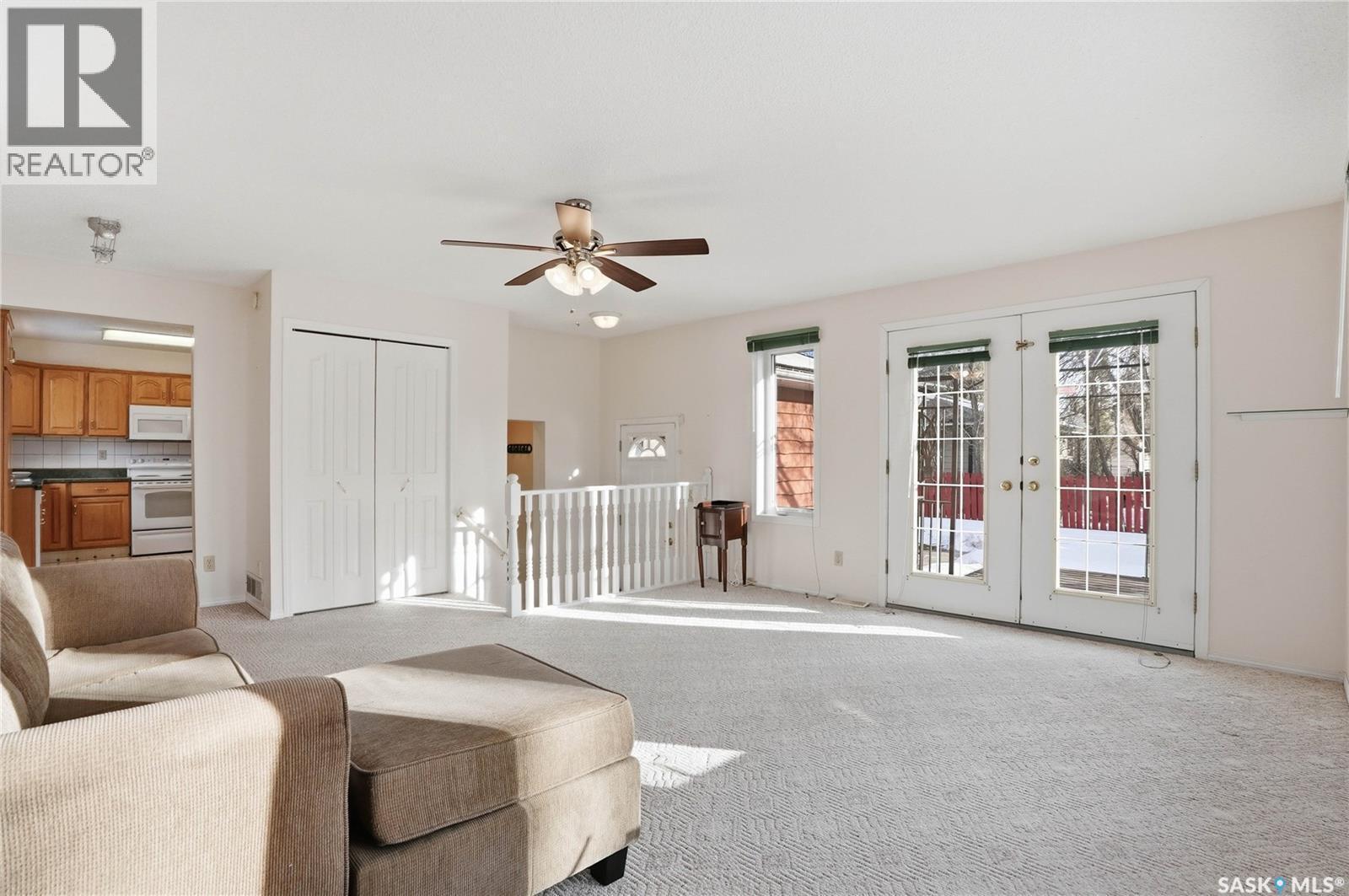 414 Preston Avenue S, Saskatoon, SK - Indoor Photo Showing Living Room