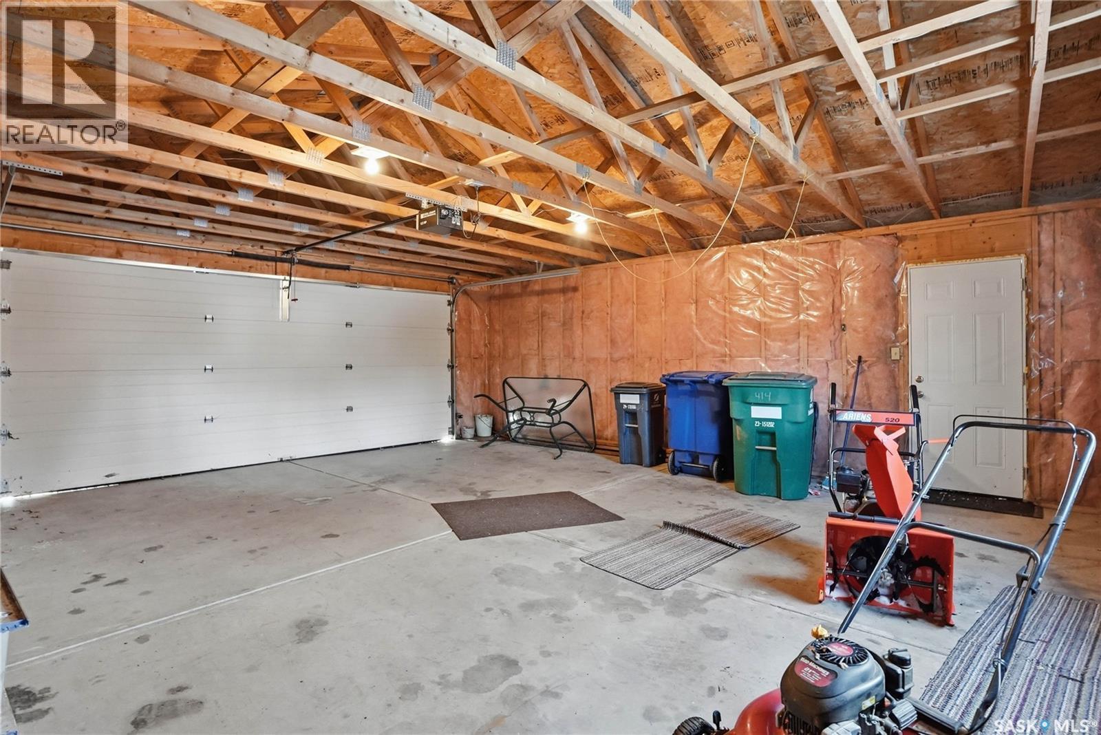 414 Preston Avenue S, Saskatoon, SK - Indoor Photo Showing Garage