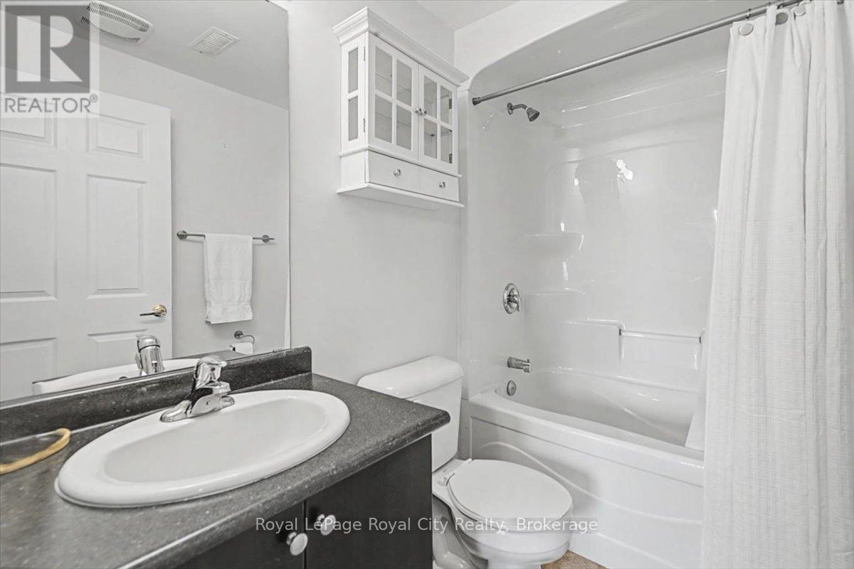 412 - 308 Watson Parkway N, Guelph (Grange Road), ON - Indoor Photo Showing Bathroom