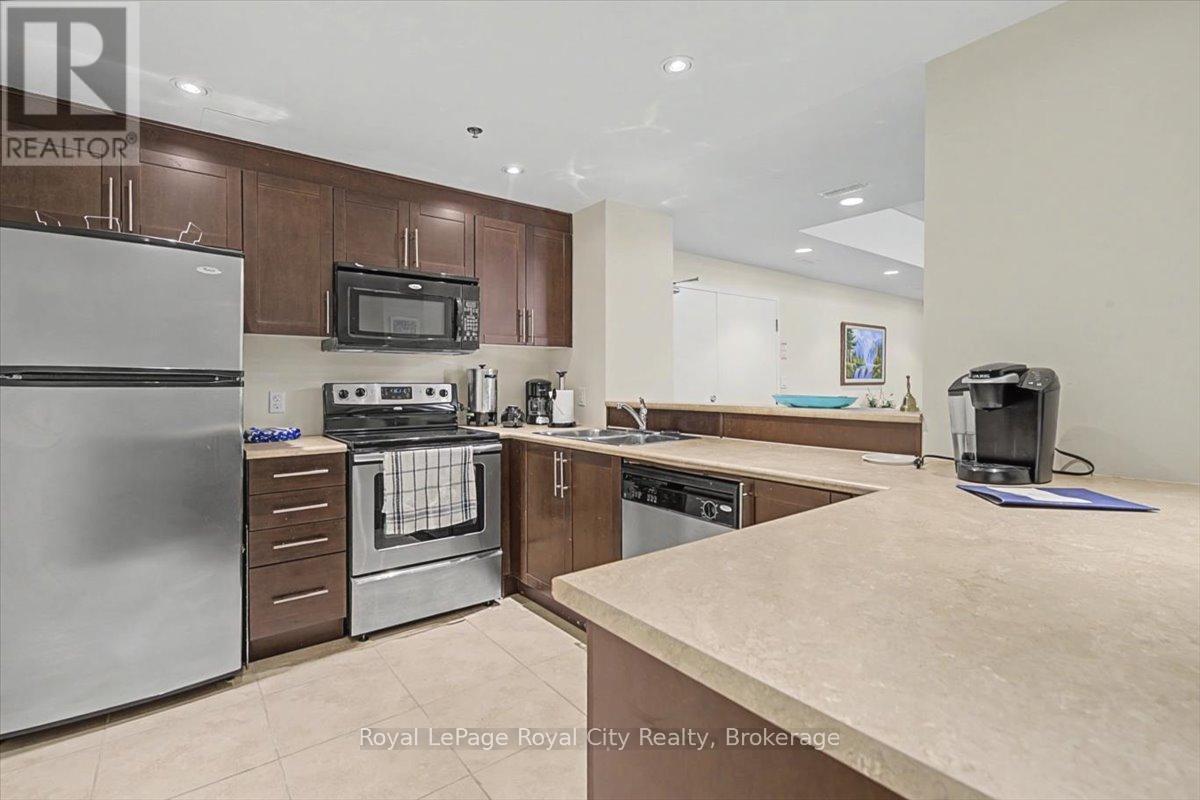 Common room kitxhen - 412 - 308 Watson Parkway N, Guelph (Grange Road), ON - Indoor Photo Showing Kitchen With Double Sink