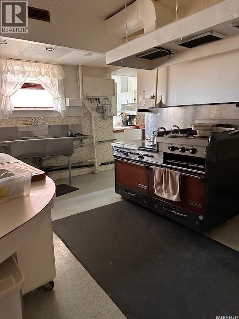 401 1St Avenue, Ponteix, SK