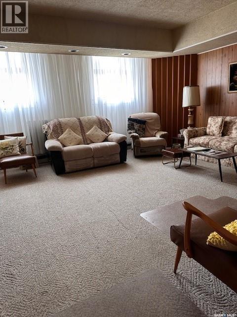 401 1St Avenue, Ponteix, SK