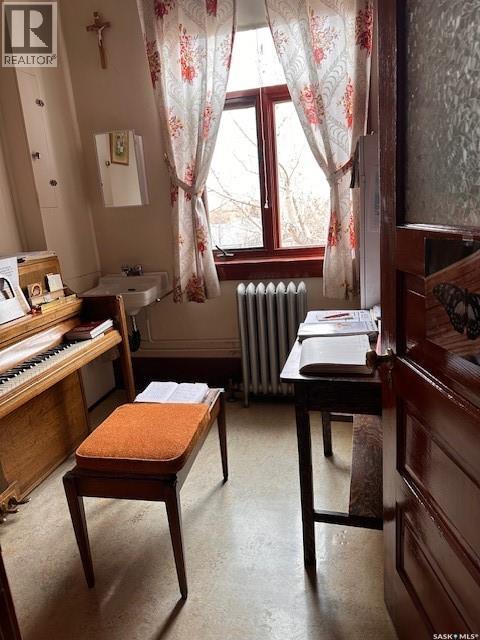 401 1St Avenue, Ponteix, SK