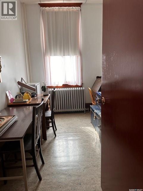 401 1St Avenue, Ponteix, SK