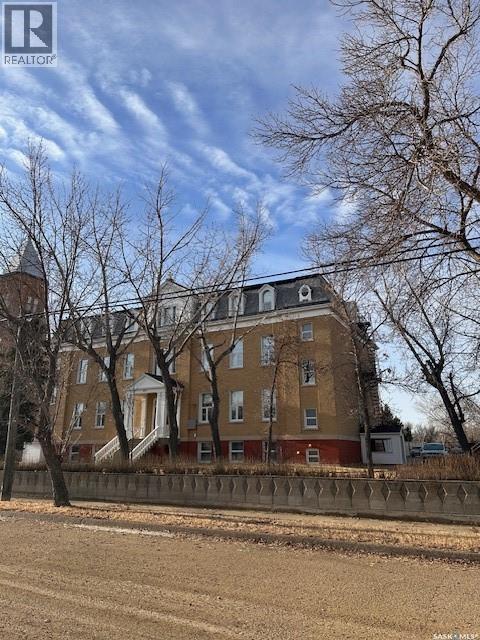 401 1St Avenue, Ponteix, SK