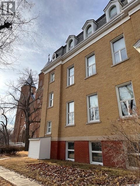 401 1St Avenue, Ponteix, SK