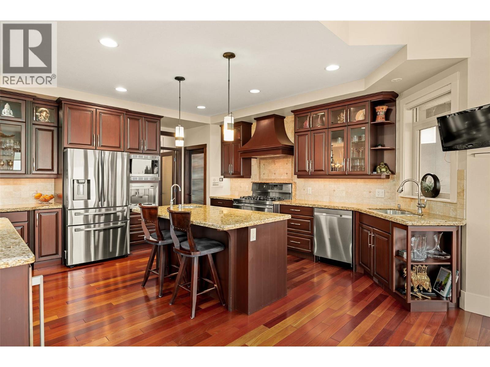 620 Arbor View Drive, Kelowna, BC - Indoor Photo Showing Kitchen With Upgraded Kitchen