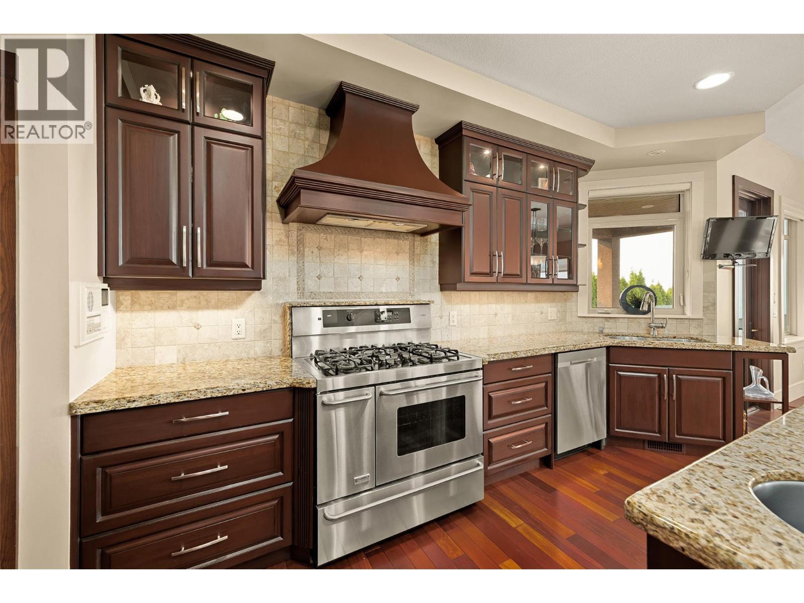 620 Arbor View Drive, Kelowna, BC - Indoor Photo Showing Kitchen