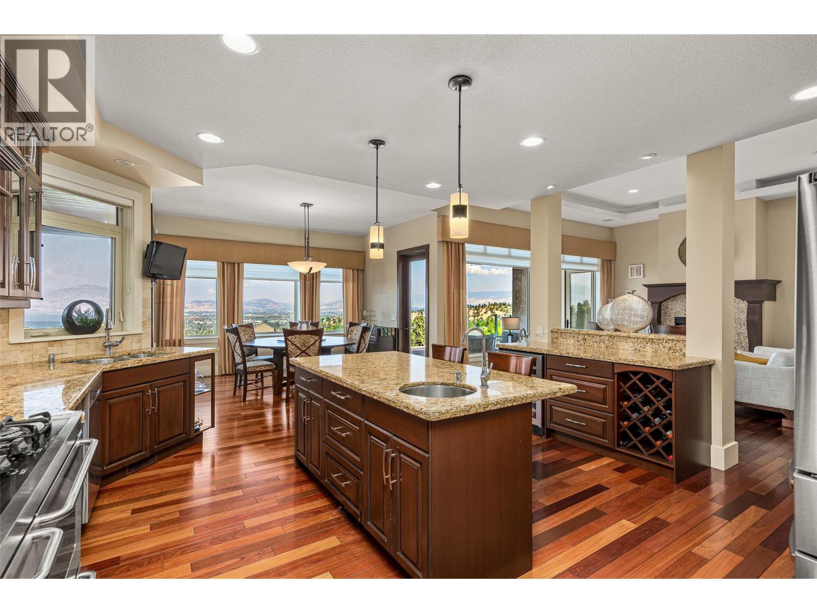 620 Arbor View Drive, Kelowna, BC - Indoor Photo Showing Kitchen With Double Sink With Upgraded Kitchen