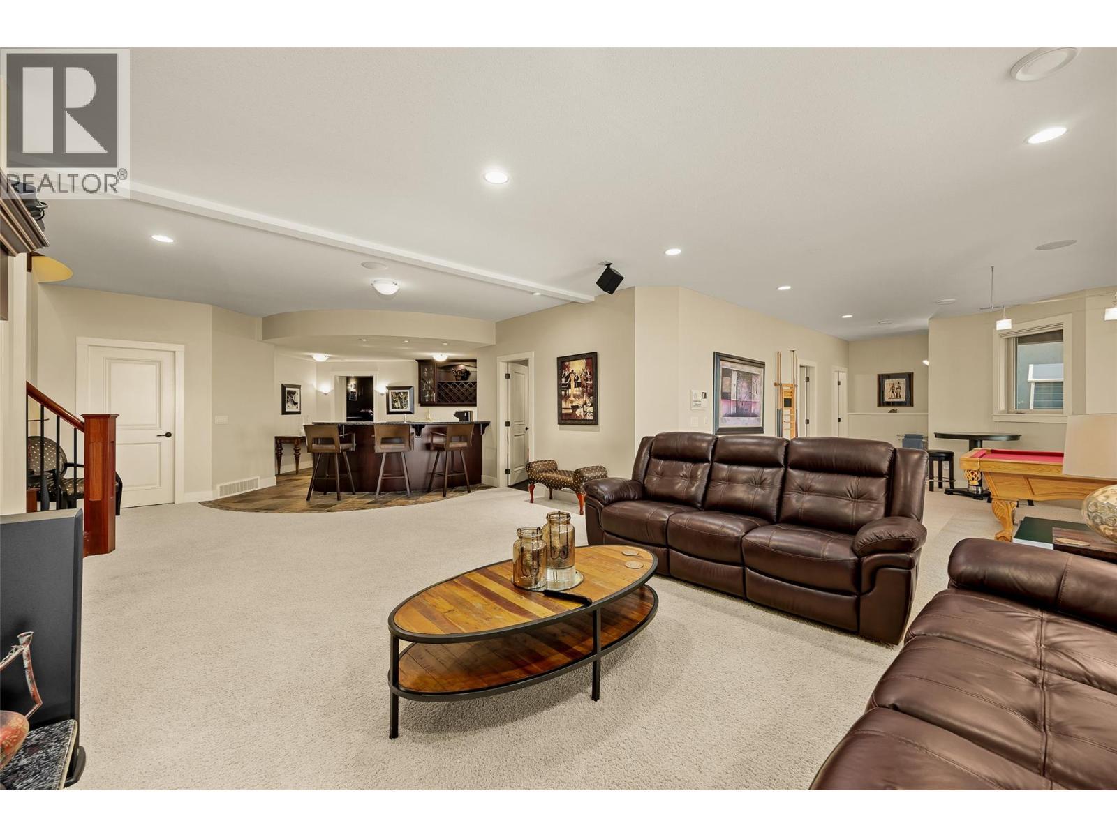 620 Arbor View Drive, Kelowna, BC - Indoor Photo Showing Living Room